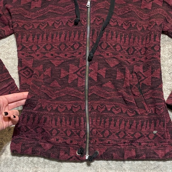 🔥4/20! American Eagle Outfitters Maroon Patterned Zip-Up Sweater. Size small. - Picture 4 of 14